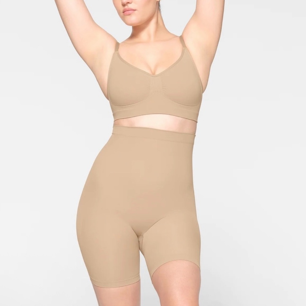 NWT SKIMS  SEAMLESS SCULPT MID THIGH SHORT CLAY XL